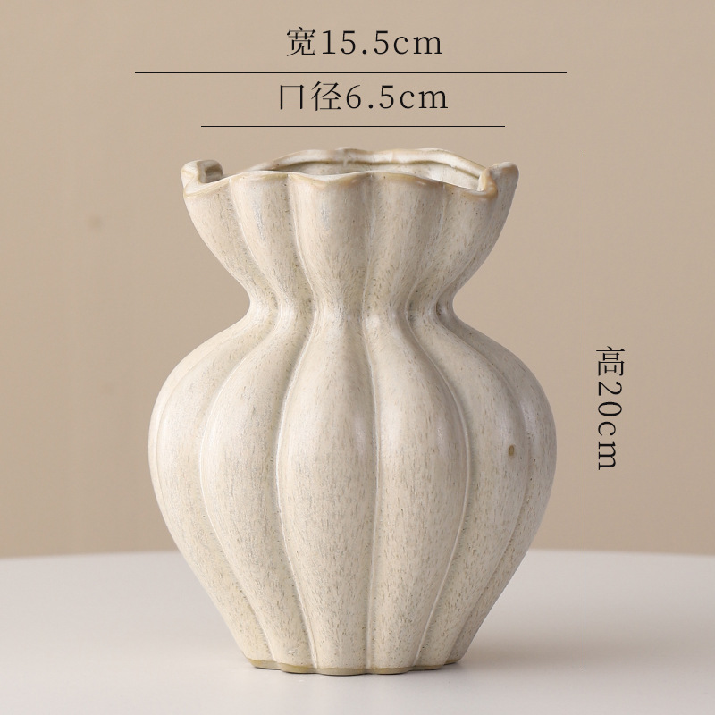 陶磁器の花瓶の水培花は寂しい風があります。