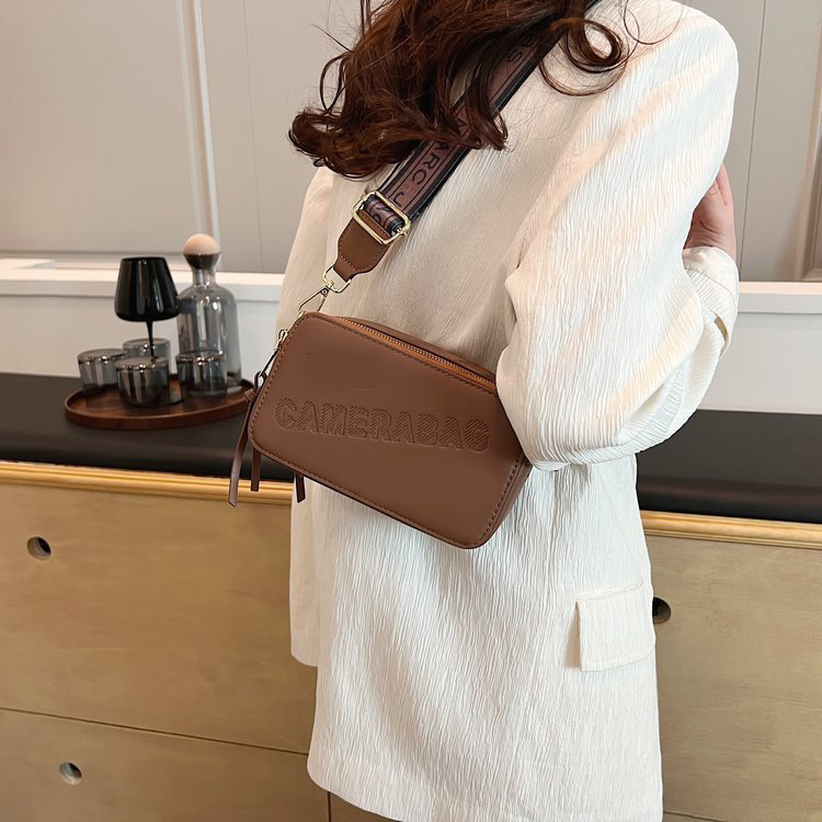 Modelo transfronterizo 2024 primavera nuevo bolso cuadrado pequeño retro europeo y americano moda transfronteriza personalidad color caramelo bolso de cámara