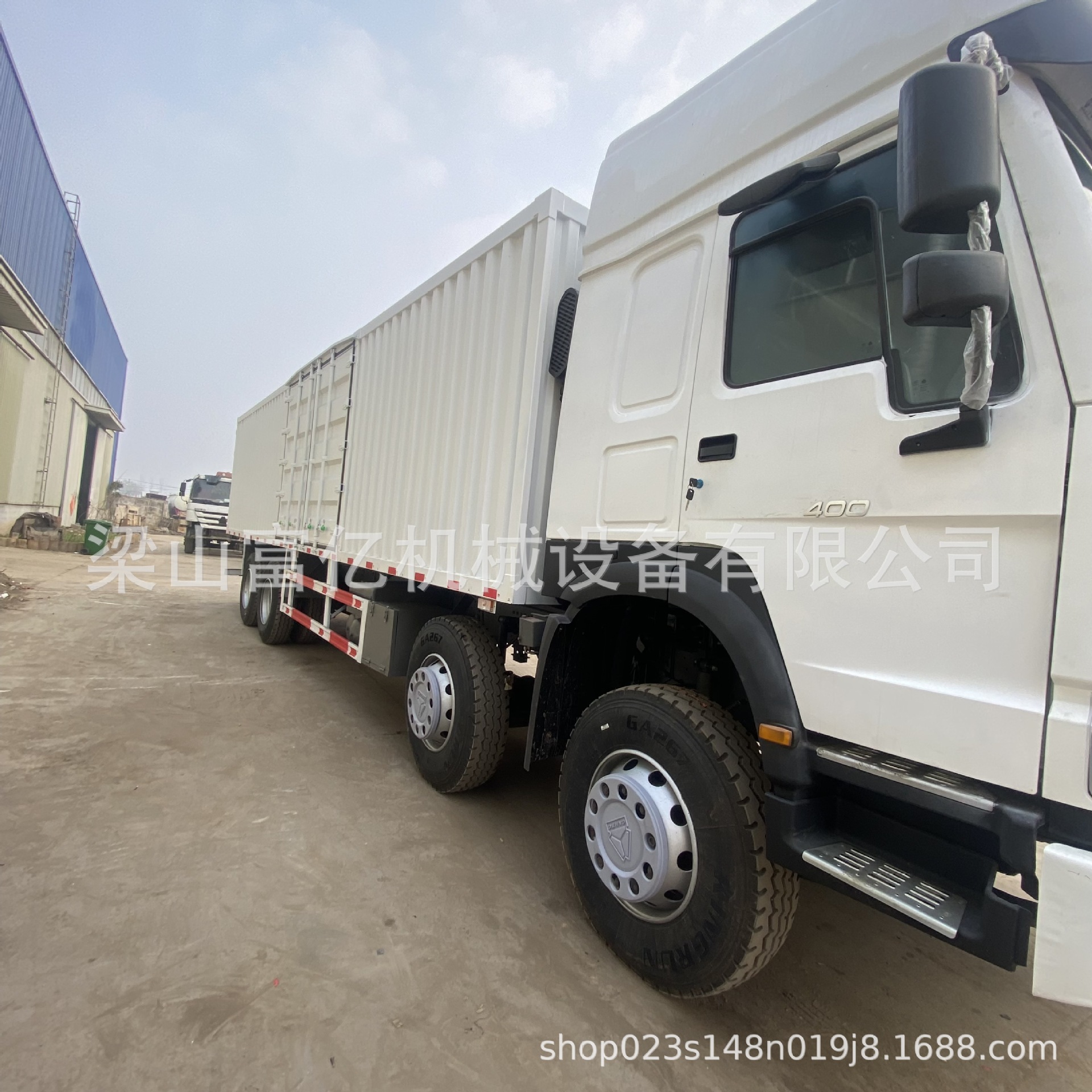 Exported to Africa: Sinotruk Howo Box-Type Truck with 12 Wheels (Four Front, Eight Rear), High Horsepower, Remanufactured Container Truck