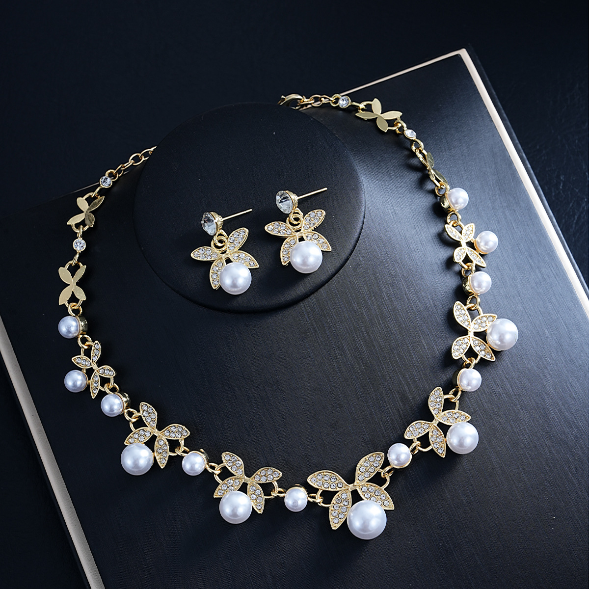 Ensemble collier et boucles d'oreilles deux pièces, collection 2026, tendance transfrontalière, orné de perles et de motifs en forme de feuille. Un bijou de luxe léger et raffiné pour femme._voghion.com