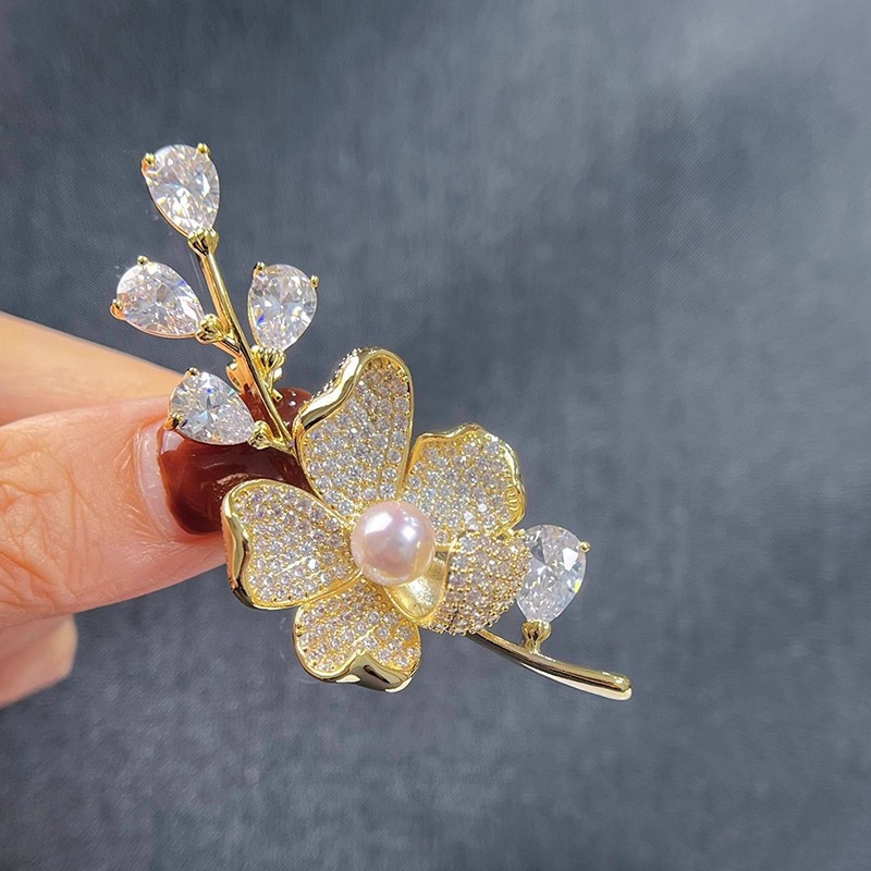 Hochwertige, elegante Perlenbrosche mit vollverziertem Pflaumenblütenzweig und Diamanten – ein exklusives Design-Accessoire._voghion.com
