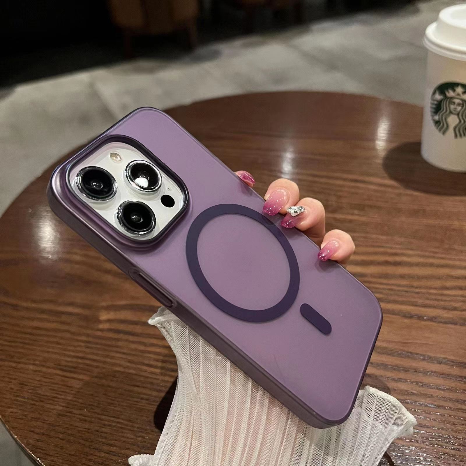 iPhone17 つや消し磁気電話ケース Apple 15PROMAX アイスミスト肌感触磁気落下防止ハードケース 16 に適しています。