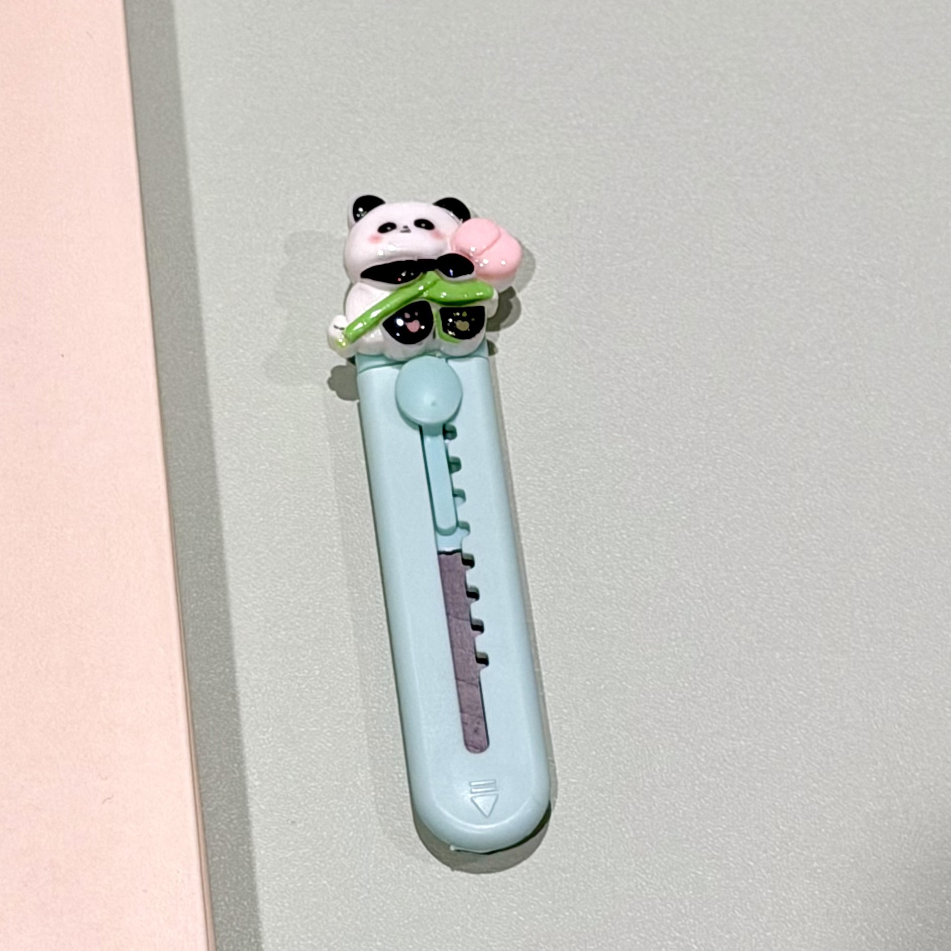 Cuchillo de arte de resina panda adorable estudiante pequeño mini cuchillo de papel pintado desmontar cuchillo de entrega rápida cuchillo de apertura al por mayor