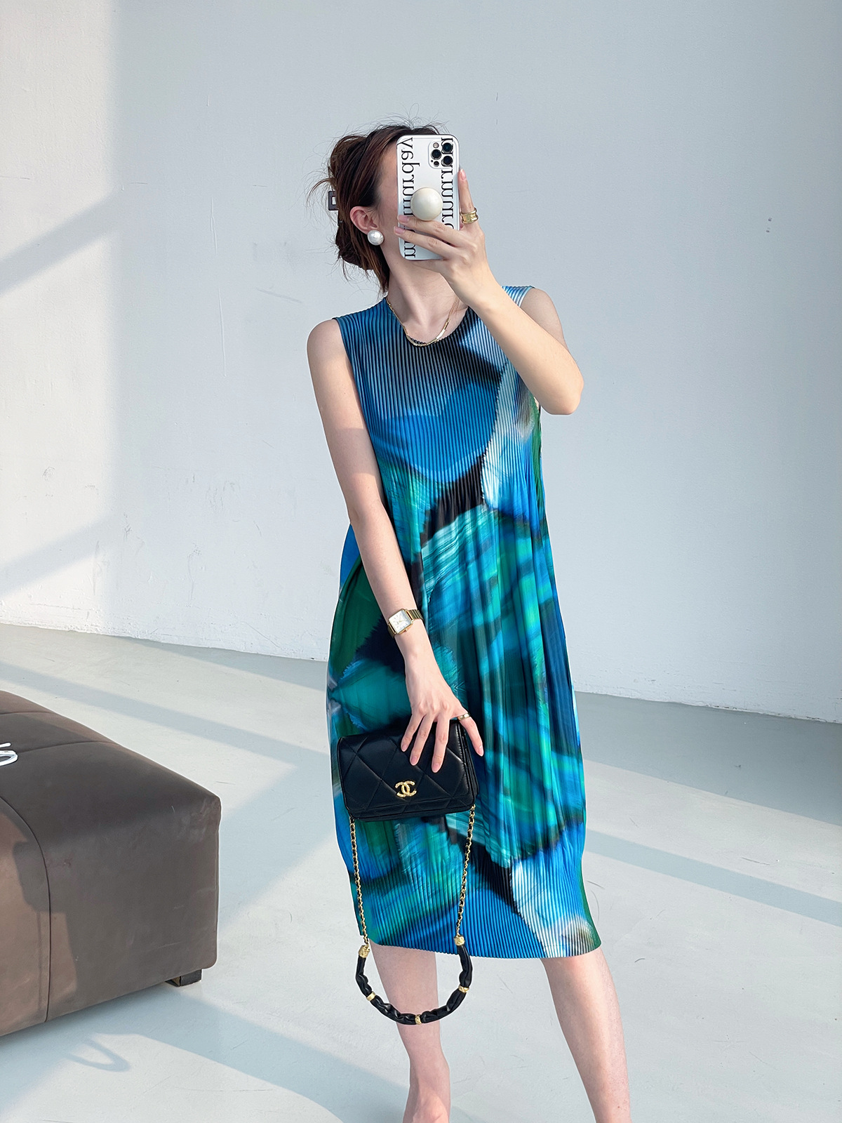 Váy liền thân xếp ly in họa tiết dáng xòe rộng rãi, không tay — Màu xanh lam