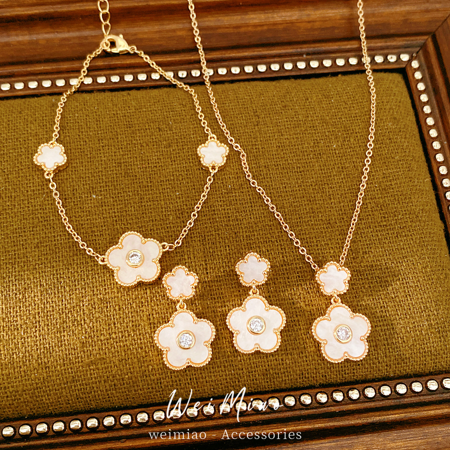 Collar de orejas de piedra de oro real, collar de orejas de flores de lujo ligero, collar de clavícula de nicho, conjunto de joyas simples y dulces.