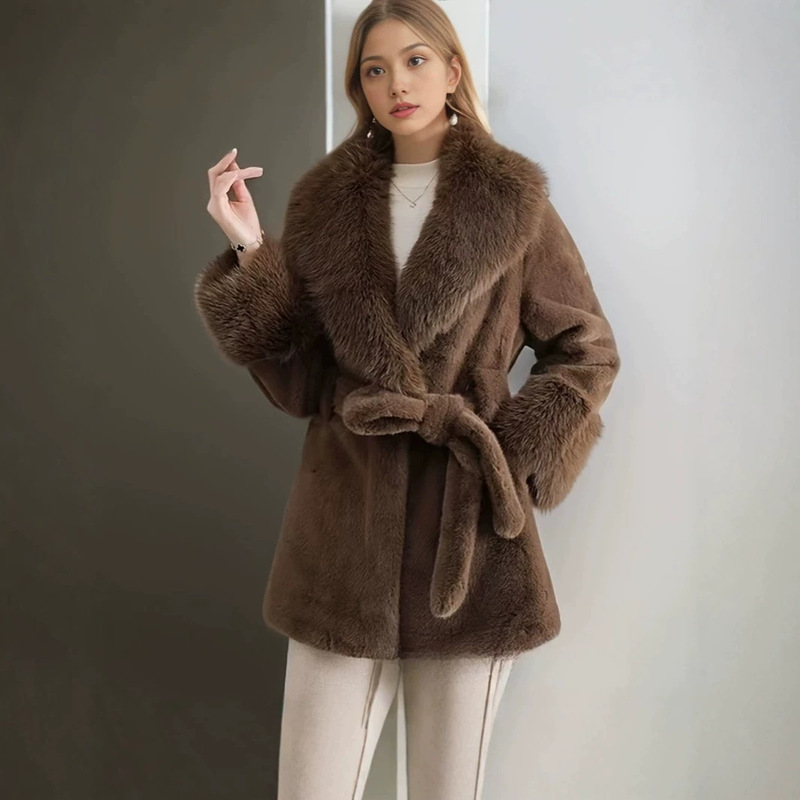Factory direct, lowest price online: fashionable and trendy faux fox fur and mink fur outerwear, including stylish leather jackets and women's coats with fur collars Factory direct, lowest price online: fashionable and trendy faux fox fur and mink fur outerwear, including stylish leather jackets and women's coats with fur collars