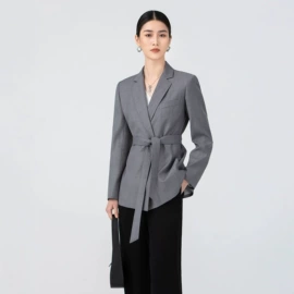 女式毛呢外套;休闲裤;女式衬衫