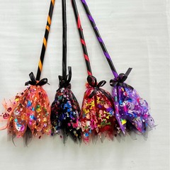 レトロな神秘的なハロウィンの魔女は金箔のクモの金の子供のcosの演技の道具の網の糸の金のほうきを掃きます。