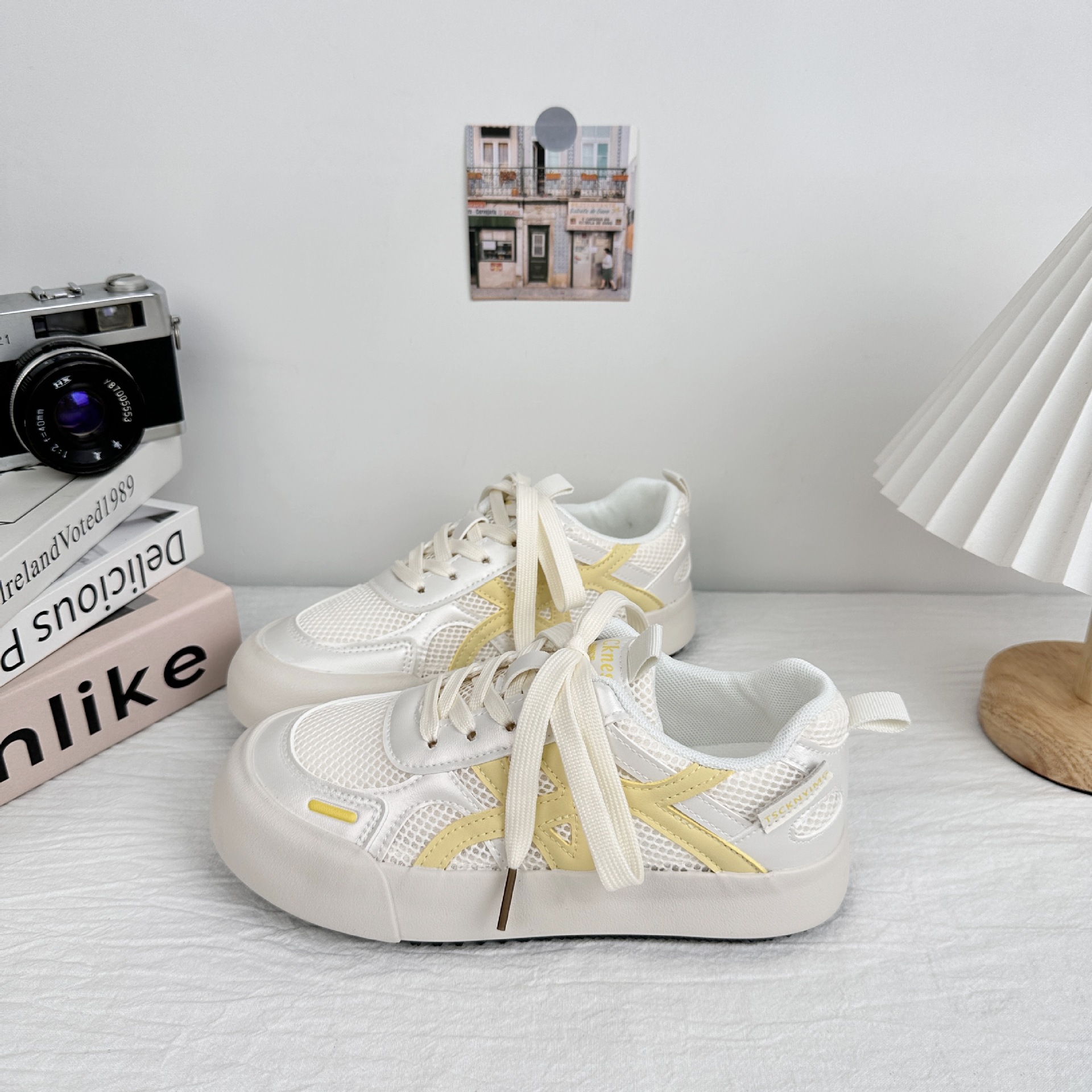 6662 zapatos blancos de aumento de suela gruesa de verano para mujer 2025 nuevo estilo de malla de todo fósforo transpirable con falda Zi Dexun zapatillas