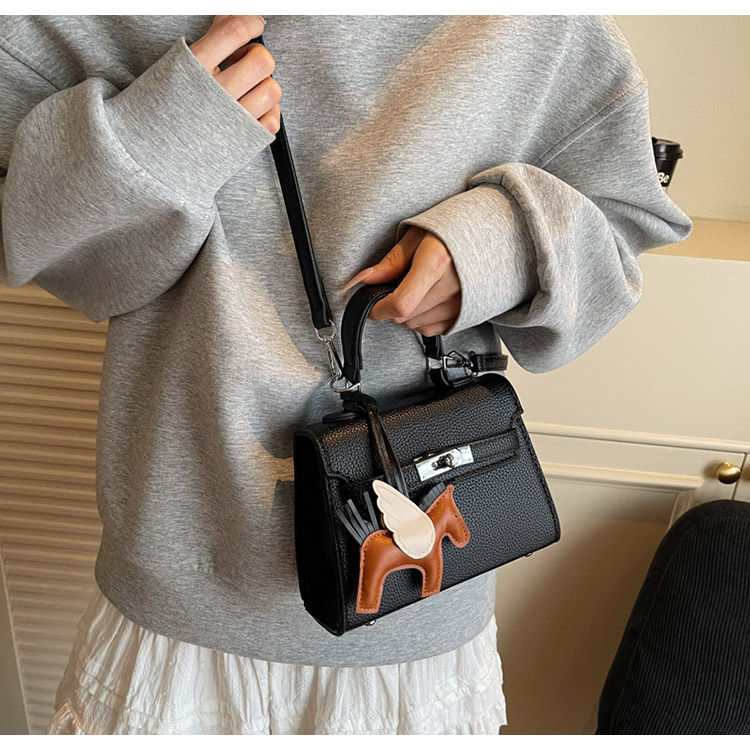 The Korean version of the hand-held small square bag for women in 2025, a new single-shoulder bag with a niche design, simple and versatile, trendy crossbody Kelly bag undefined