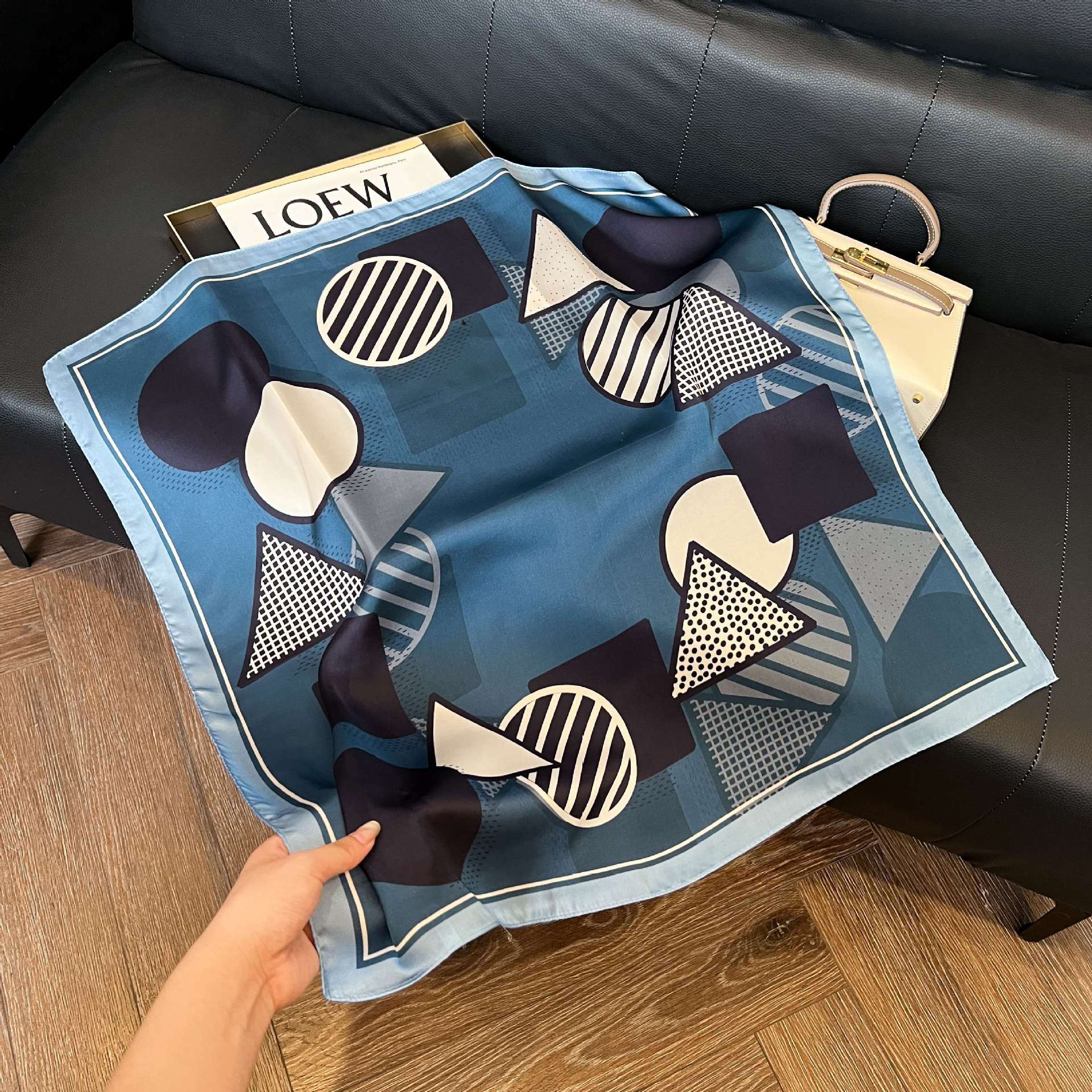 Transfronterizos nuevos bufandas de seda azul de alto nivel de seda cuadrada de simulación bufandas de moda de decoración de moda de combinación bolsa correa de pelo bufandas profesionales