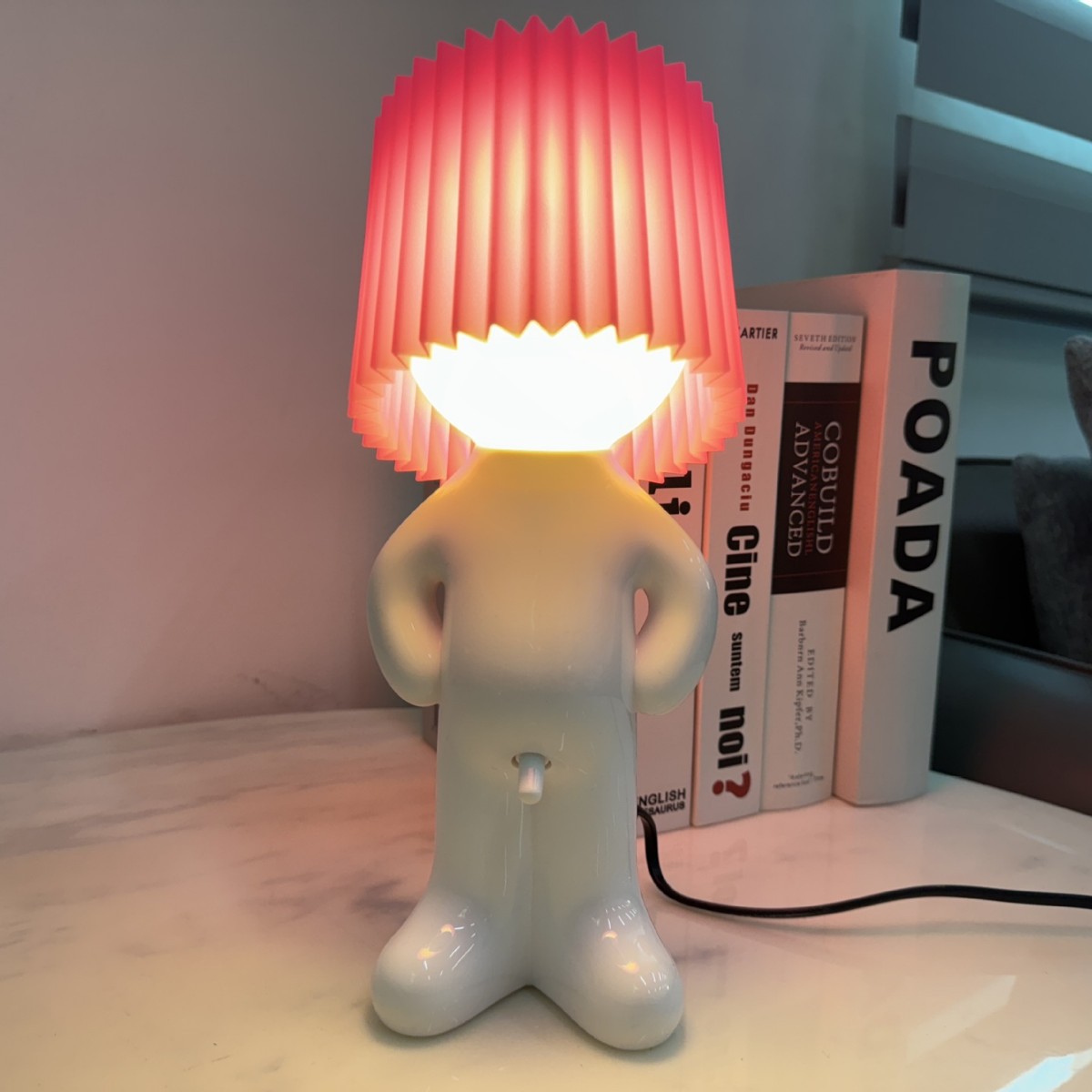 Mayorista nuevo niño creativo un poco tímido sentimiento lámpara de escritorio pequeña luz de noche traviesas para dar un regalo lindo