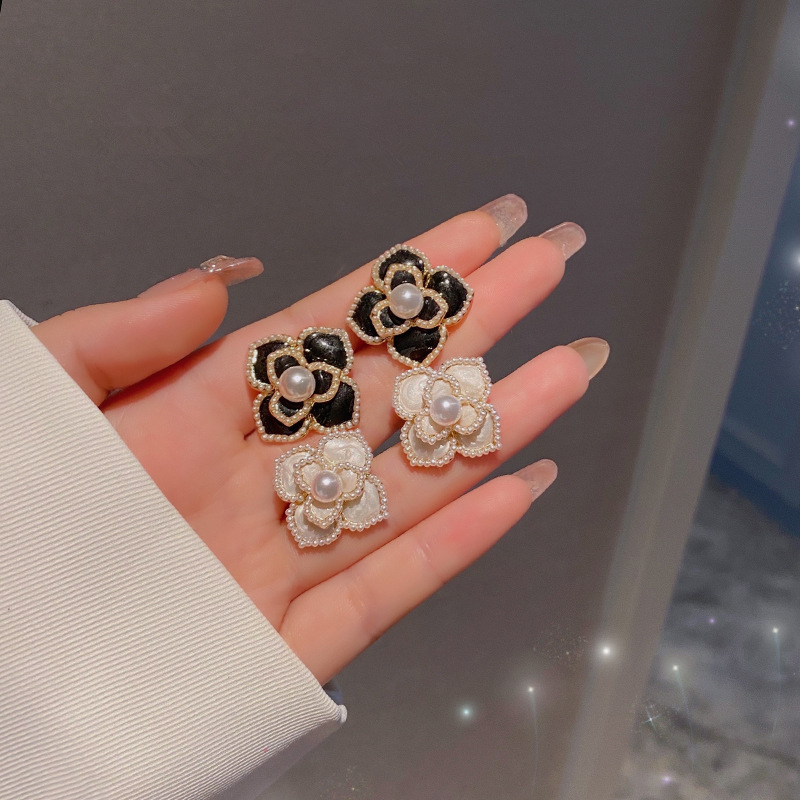 Wholesale Jewelry White Pearl Flower Shape Stud Earrings Nihaojewelry display picture 3