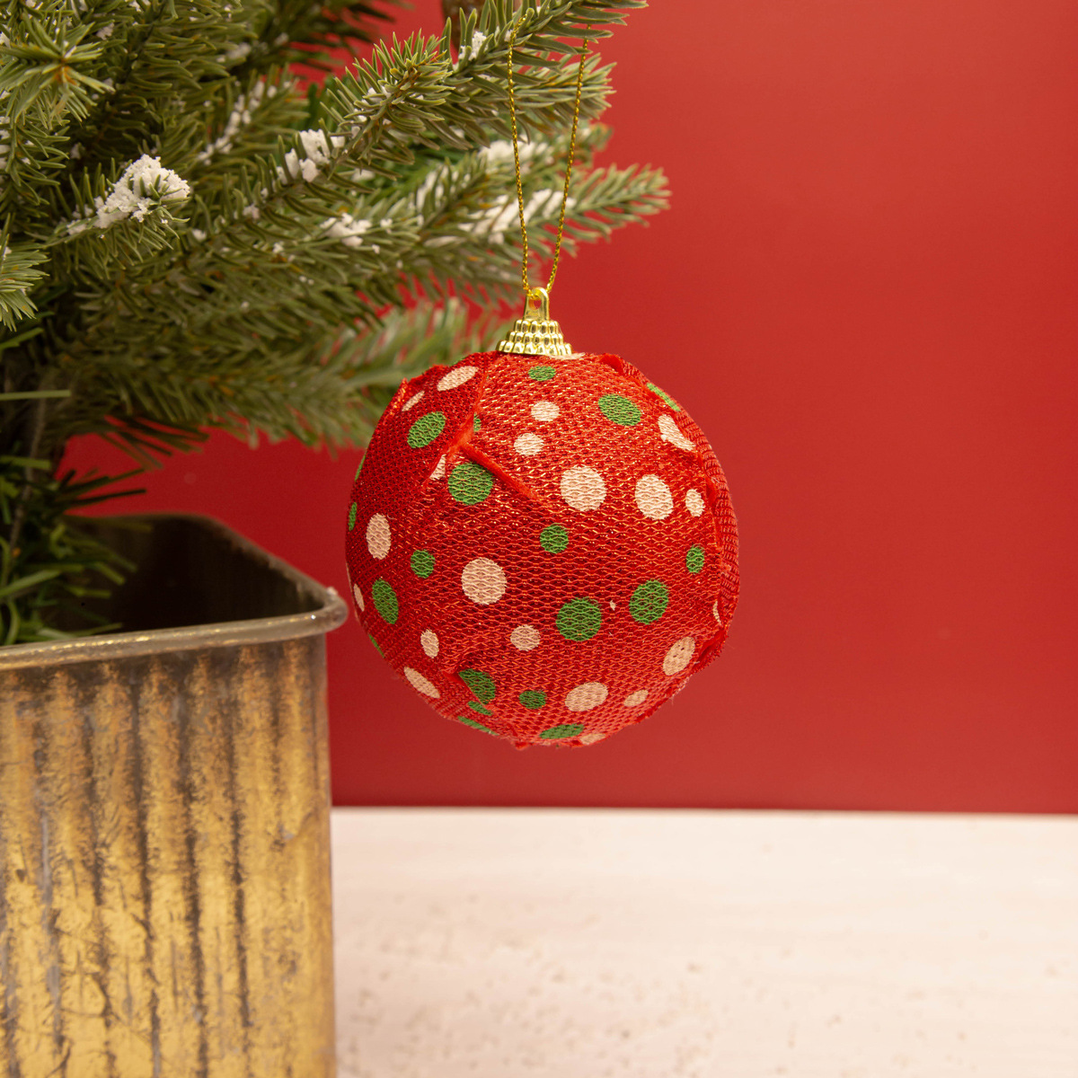 En stock Navidad diseño de impresión colorido árbol de Navidad decoración de espuma paño colgante bola 8cm6 traje de Navidad bolas