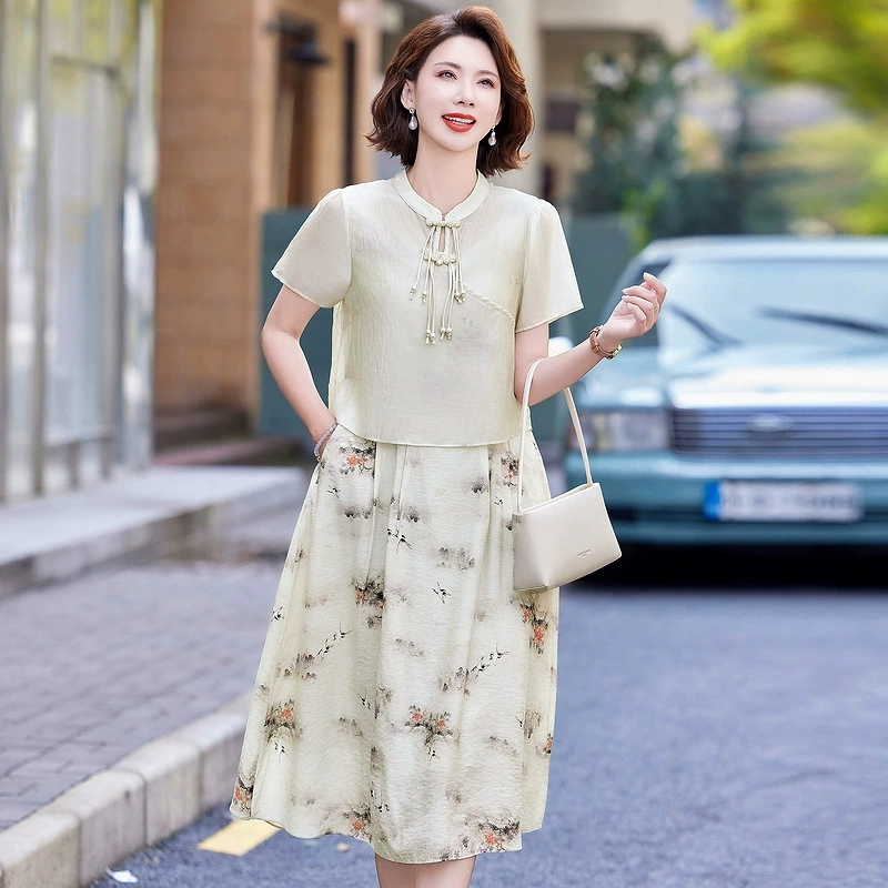 Новое летнее платье в китайском стиле для мам 2025 года, новая модель для женщин среднего и пожилого возраста, искусственное платье из двух частей, элитное и элегантное платье в китайском стиле.