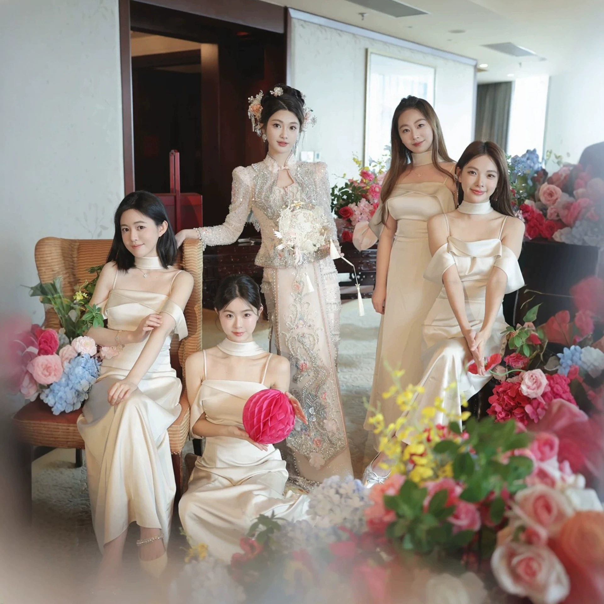 Champagne-colored satin bridesmaid dress, elegant and slimming, with a long design and off-the-shoulder neckline, suitable for parties, hosting, and everyday wear in summer