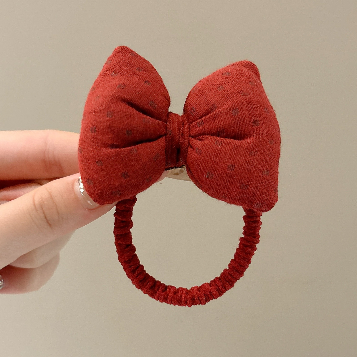 4 ¿ el anillo inferior de la cuerda de pelo de lazo rojo es de unos 5 cm de largo y el accesorio es de unos 7 cm de largo.