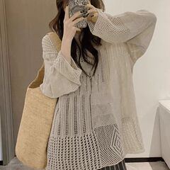 薄い新型の長袖のゆったりしたニットのデザインの上着の頭はだらだらしています。