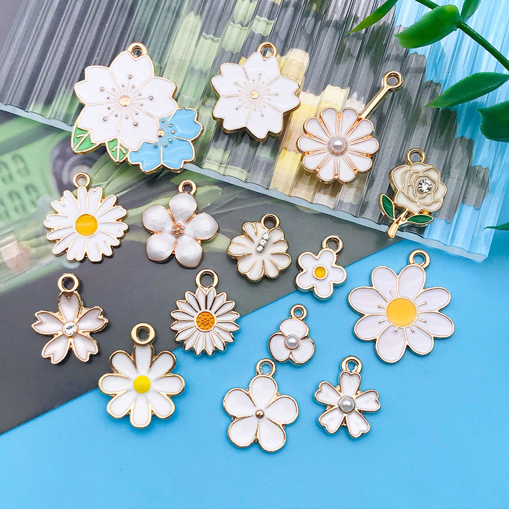 Colgantes de aleación con margarita y flor de cerezo esmaltadas