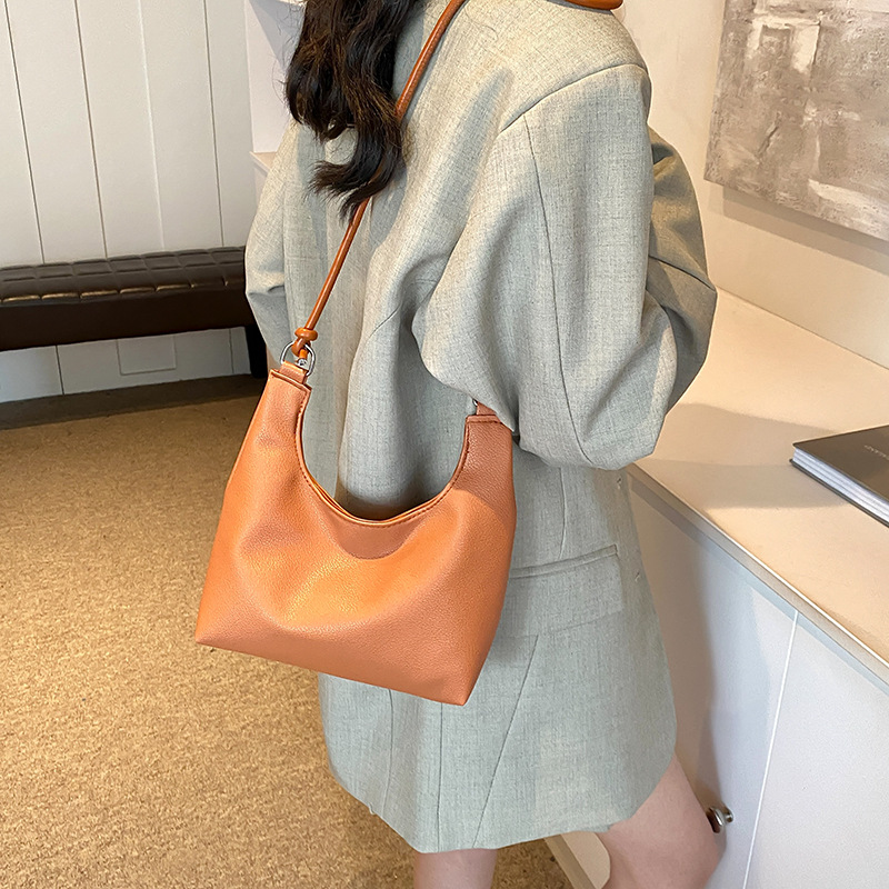 Bolso de diseño de nicho para mujeres este año, sensación de alto nivel de super caliente, bolso de hombro de moda, textura de bolso de cubo