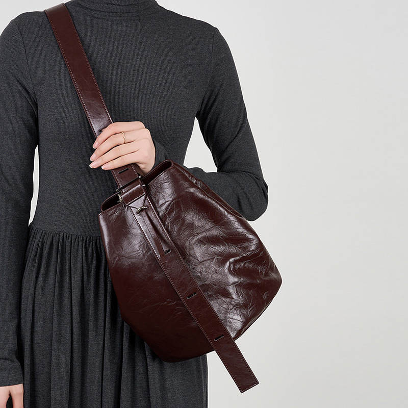 2026 New Style Lazy and Comfortable Pleated First-Layer Cowhide Bucket Bag for Women, Spring and Summer New High-End Tote Bag, Genuine Leather 2026 New Style Lazy and Comfortable Pleated First-Layer Cowhide Bucket Bag for Women, Spring and Summer New High-End Tote Bag, Genuine Leather