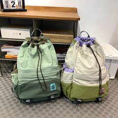 カジュアルな大容量の山登りリュックサックは軽くて旅行に出かけます。