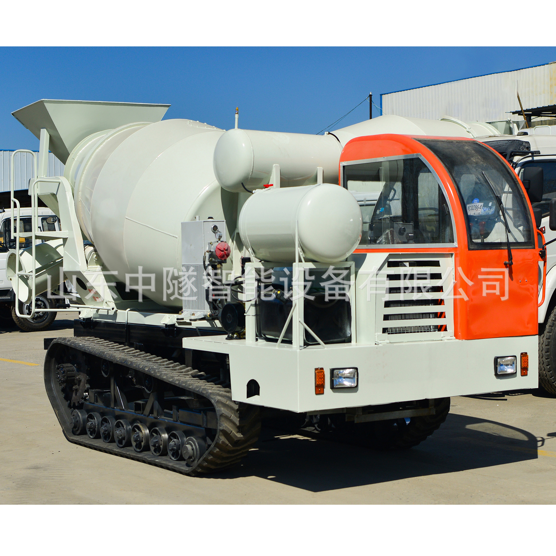 2-Wheel Tracked Concrete Mixing Tank Truck for Mountain Engineering, Mountain Climbing Cement Mixing Transport Vehicle