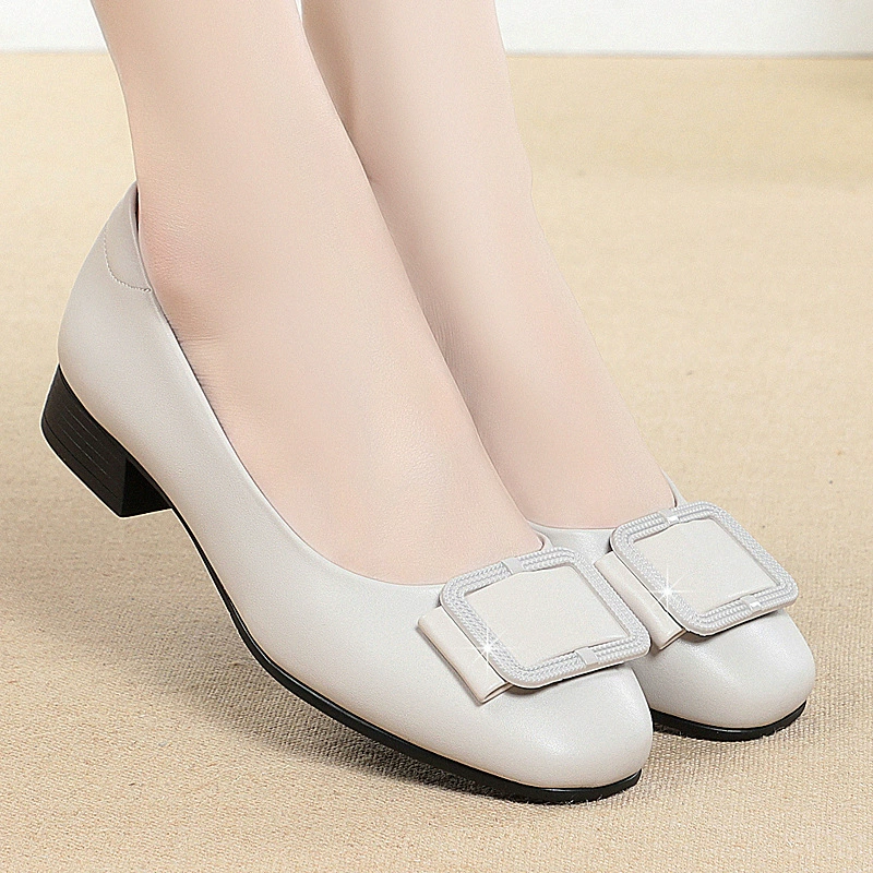 Весной и осенью Новая мягкая подошва, удобная легкая Нескользящая обувь для бабушек на толстом каблуке и среднем каблуке, повседневная однотонная женская обувь