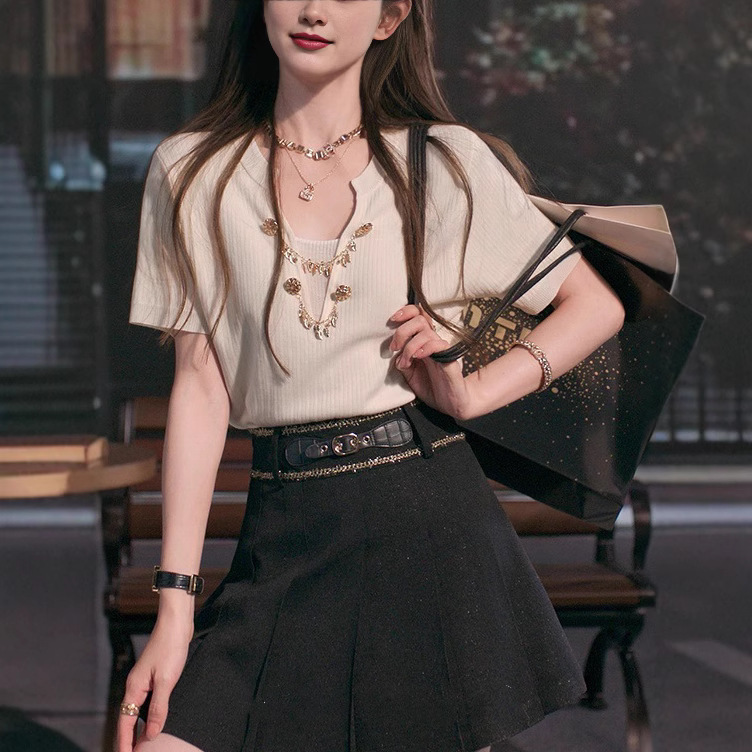 TUNT TUNT Spring and Summer Shell Letter Summer Wind Ringtones Exquisite Tassel Chain V-neck T-shirt