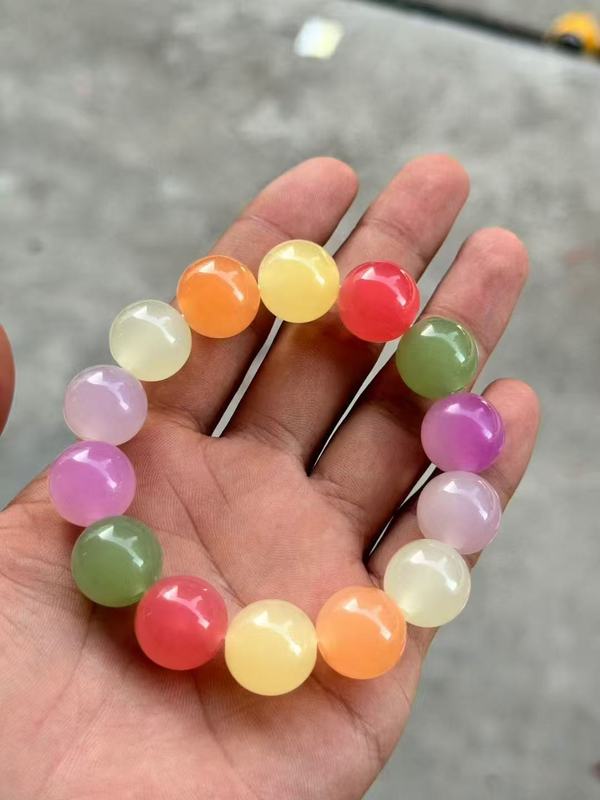 光に敏感な色が変わる新しい血沈宝 カラフルな海雲母の色が変わるブレスレット カラフルな宝物の色が太陽の下で変化する樹脂ブレスレット|undefined