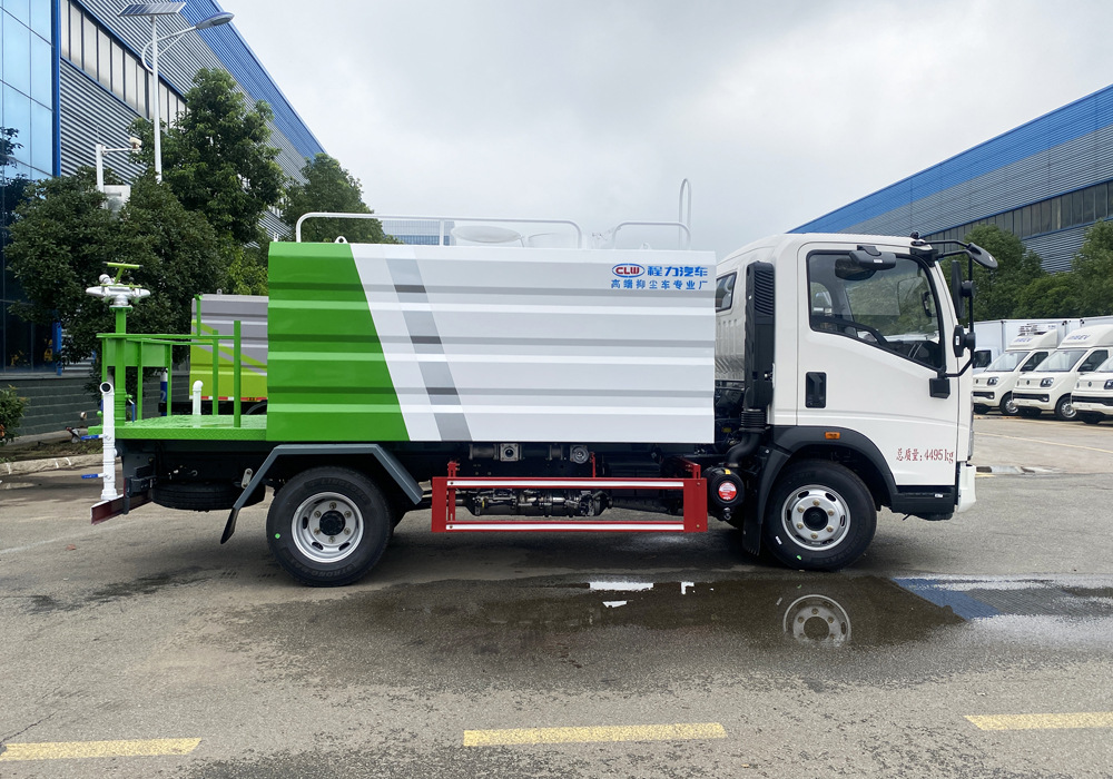 7-ton blue license plate heavy-duty HOWO sprinkler truck, Hubei Chengli brand 7-cubic-meter landscaping and construction site sprinkler truck, dust suppression vehicle