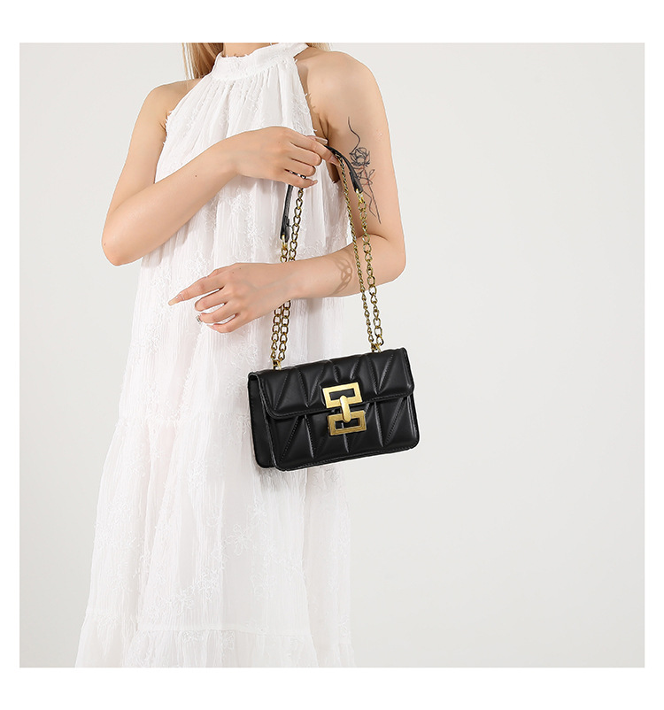 A stylish commuter diamond-patterned lock buckle small square bag, a versatile commuter single-shoulder bag, a new 2024 model, a women's crossbody bag undefined