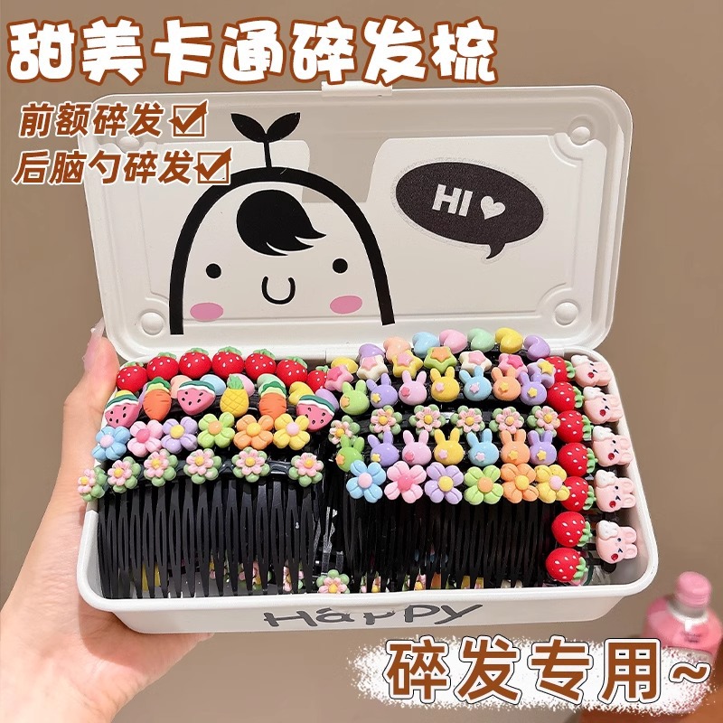 Hermosos niños tirando del cabello de la cabeza de la niña peinada de cabello de la parte posterior de la frente peinada peinada de cabello toque