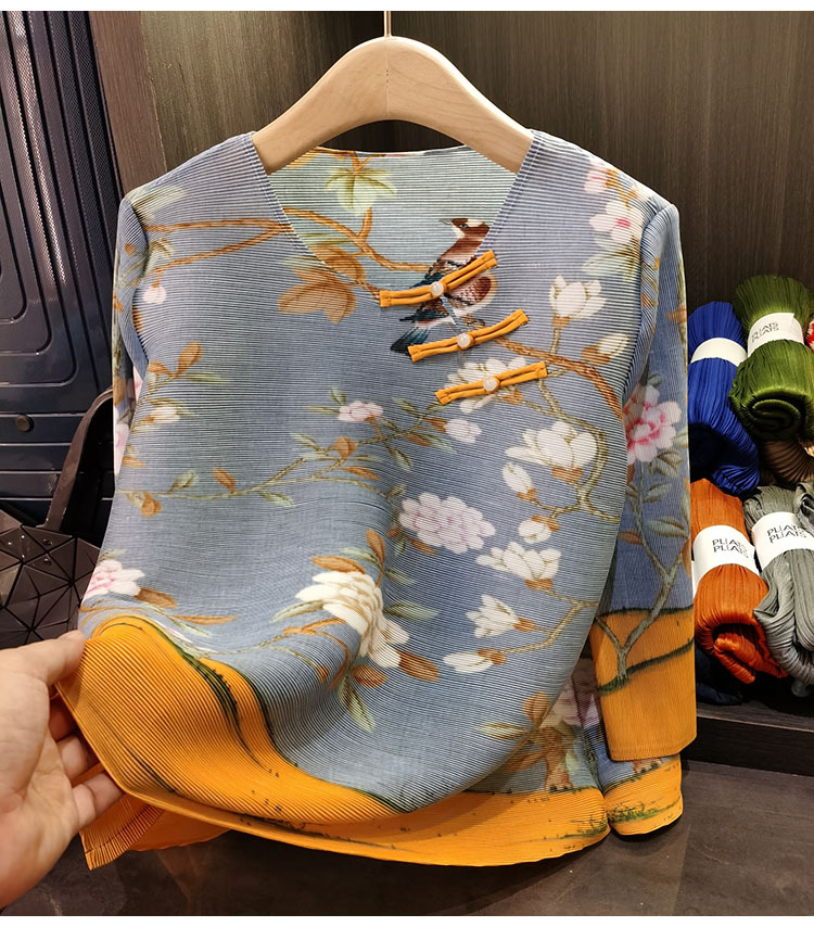 Áo thun dài tay nữ phối nút bấm in họa tiết hoa văn xếp ly, form rộng thoải mái — Tím hoa, Màu xanh lam chi tiết 12