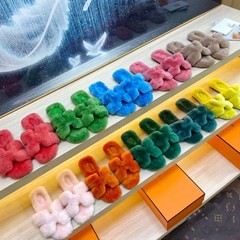 ウサギの毛皮の一体Hは23秋冬の新型の平底の毛のスリッパの女性の欧米のファッションの百合の外で1字のドラッグを着ます。