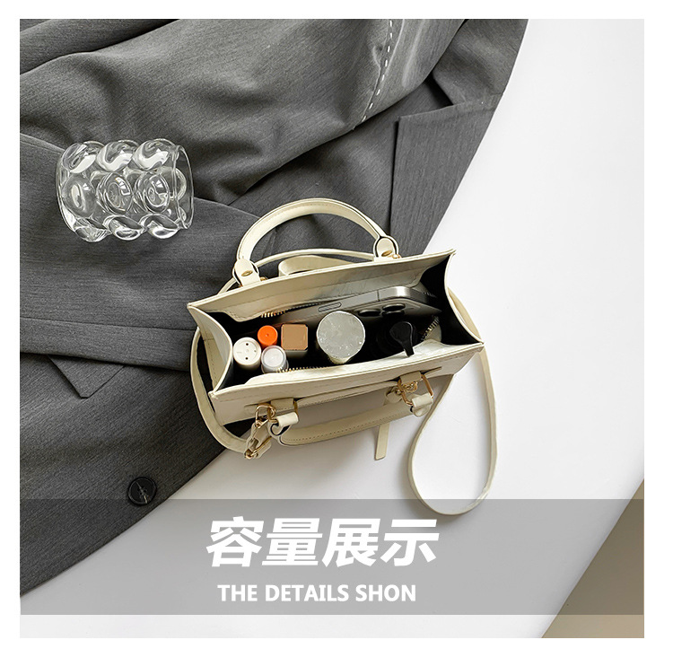 A retro, individualistic, casual single-shoulder crossbody bag for the autumn of 2024, featuring a fashionable, simple and elegant style, and a small square handbag for commuting undefined