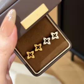 项链;耳钉;戒指