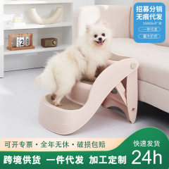 犬の階段は折り畳み式でベッドに入ります。