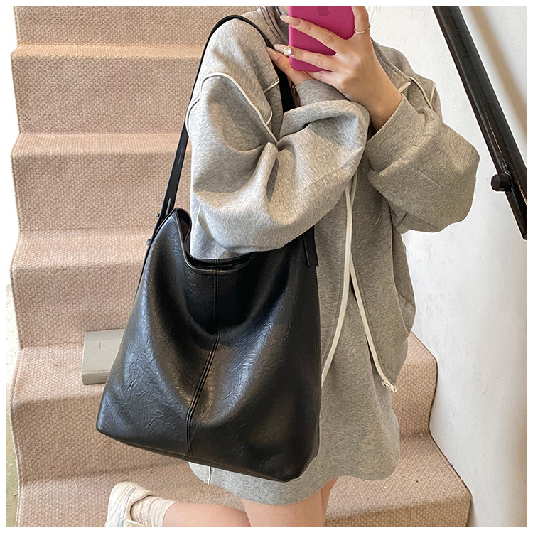 Korean style, retro, large-capacity tote bag for women, new summer 2025, versatile, fashionable, simple and solid color crossbody bag undefined