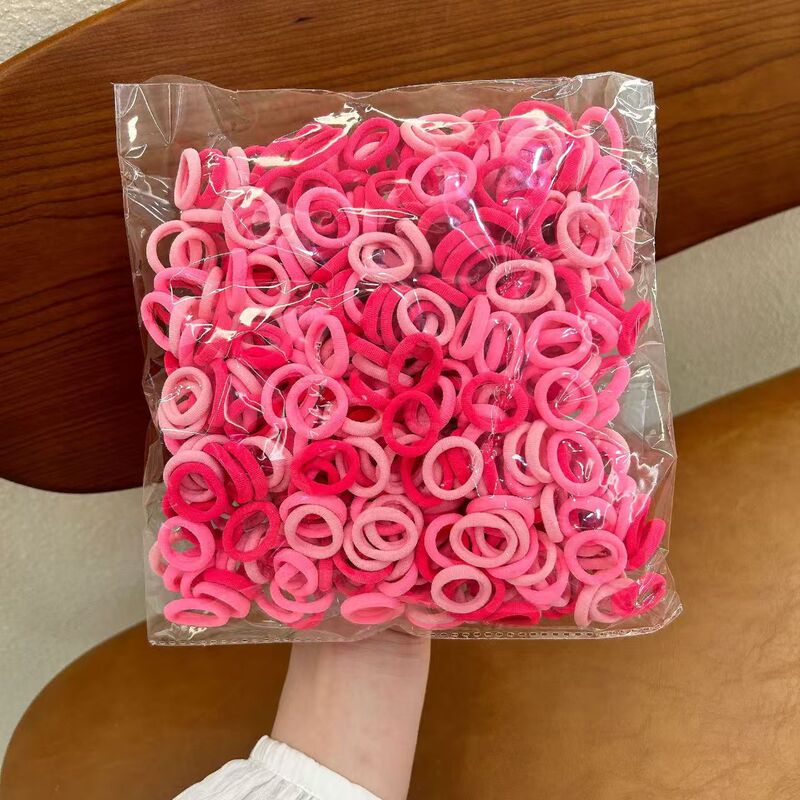 子供の皮の筋は髪の毛の赤ちゃんの髪のひもを刺します。|undefined