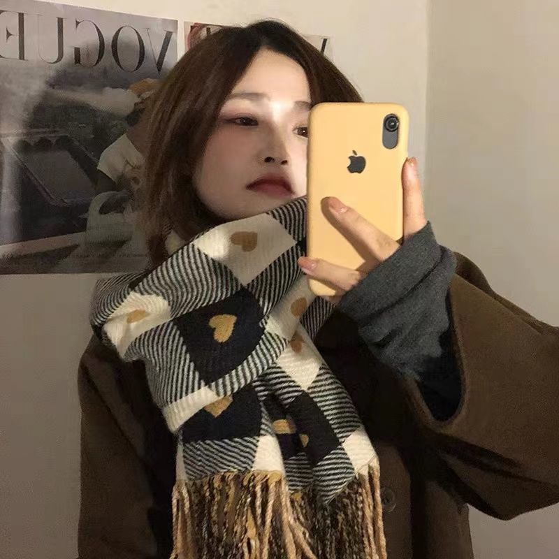 カシミヤのマフラーに似せた女性の愛の格子の両面を厚くして保温します。|undefined