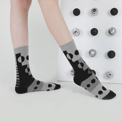 New original men's socks trendy black and white contrast socks student sports non-slip sweat-absorbent striped mid-calf socks for women