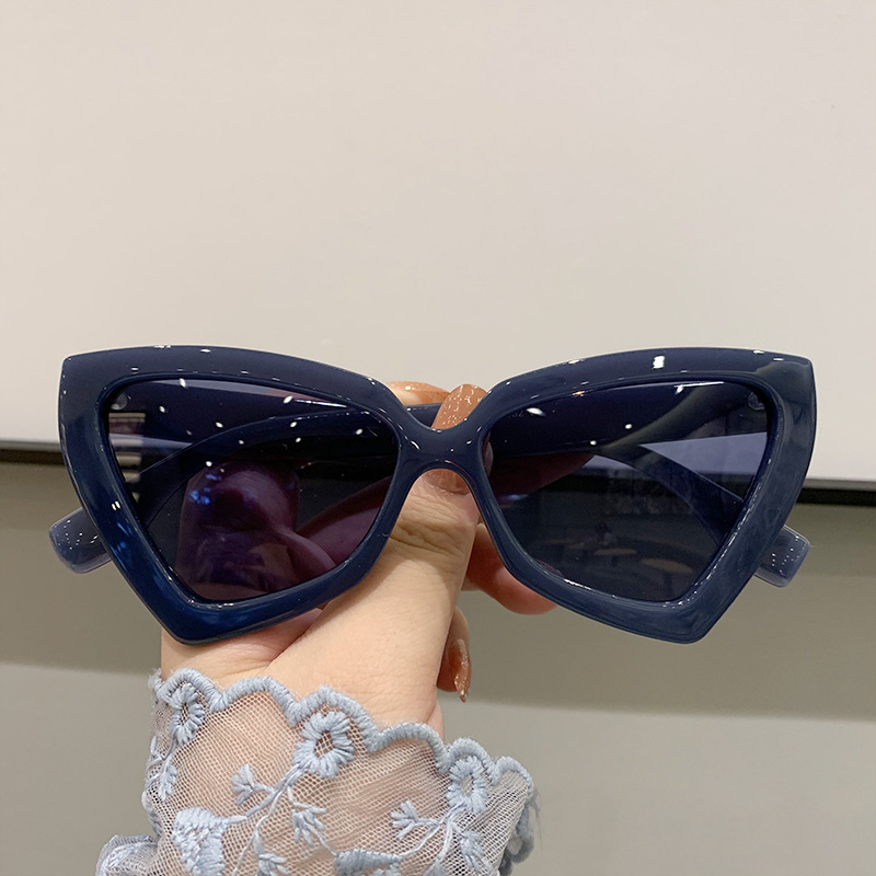 Occhiali da sole triangolari retrò per donna e uomo neri_voghion.com