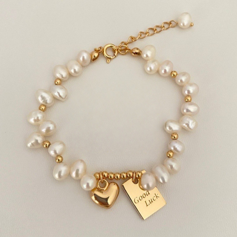 Fashionable Pearl Lucky Square Charm Heart Bracelet with a Fresh and Elegant Design, Versatile and Stylish