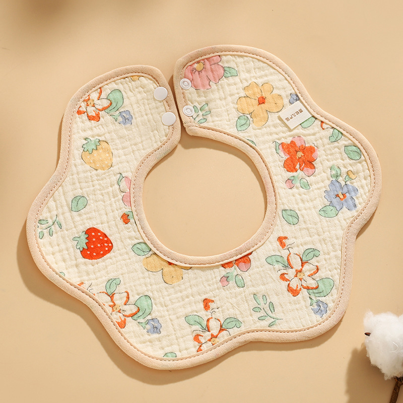 Bavoir imperméable motif fleur de fraisier (pétales)