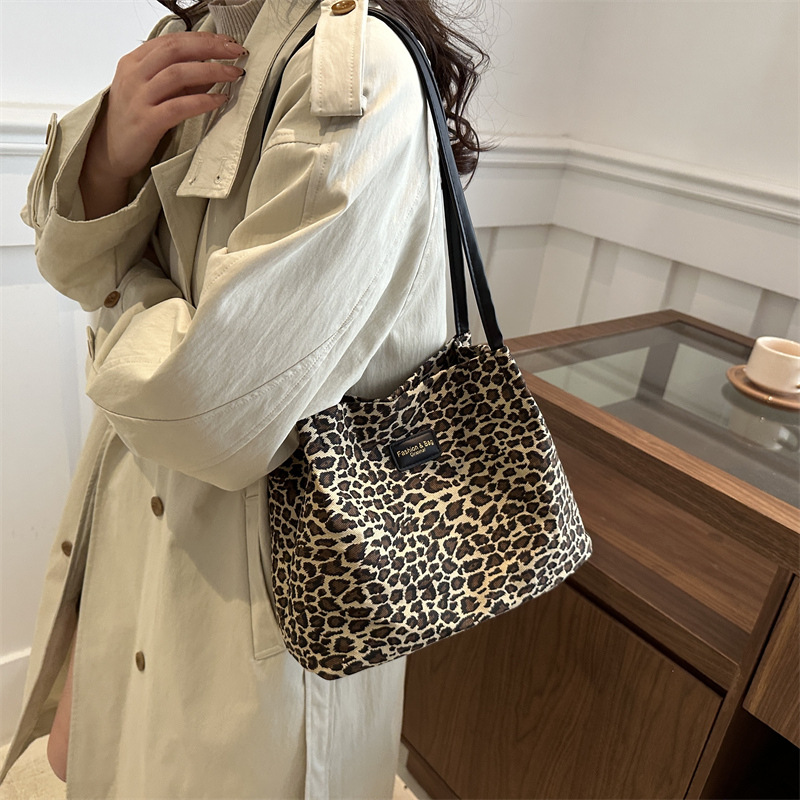 Bolsa de viaje ocio de clase de gran capacidad 2024, nueva bolsa de otoño y invierno, bolsa de estilo extranjero, bolsa de hombro con patrón de leopardo.