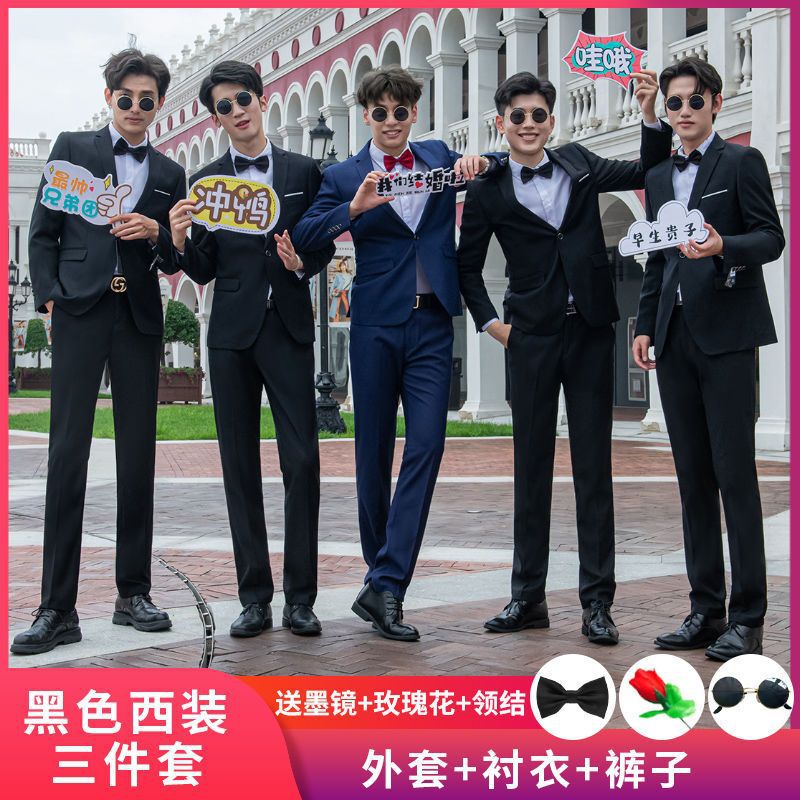 洋式の連れ合いは兄弟服を着て、夏に結婚服を着ます。|undefined