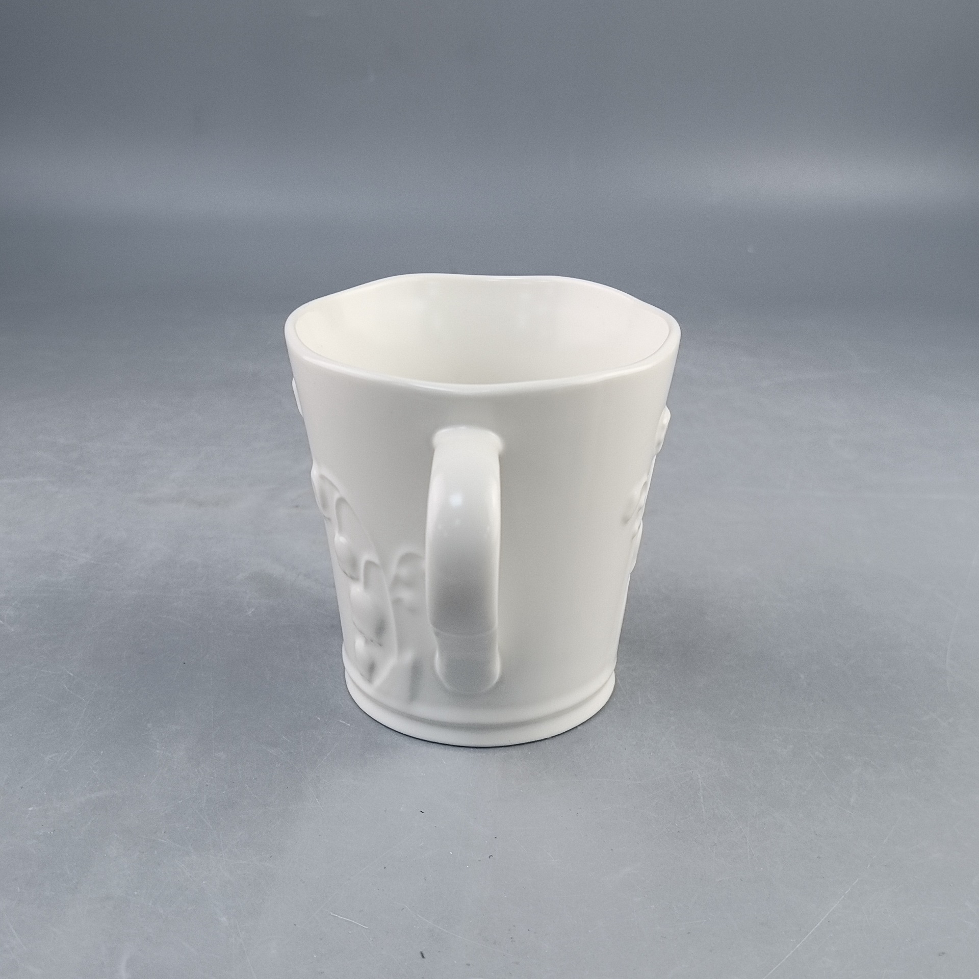 Taza de agua de lirio de los valles en relieve blanco puro simple Taza de cerámica creativa de temperatura media Taza de café elegante de oficina