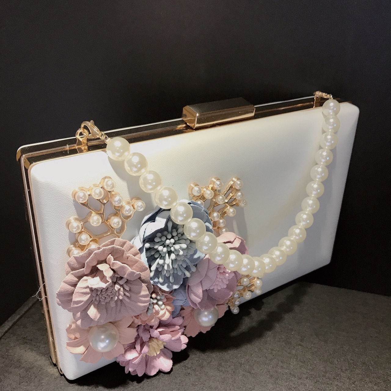 Túi clutch dạ hội hộp vuông dẹt pu trắng đính hoa ngọc trai — Màu trắng chi tiết 5