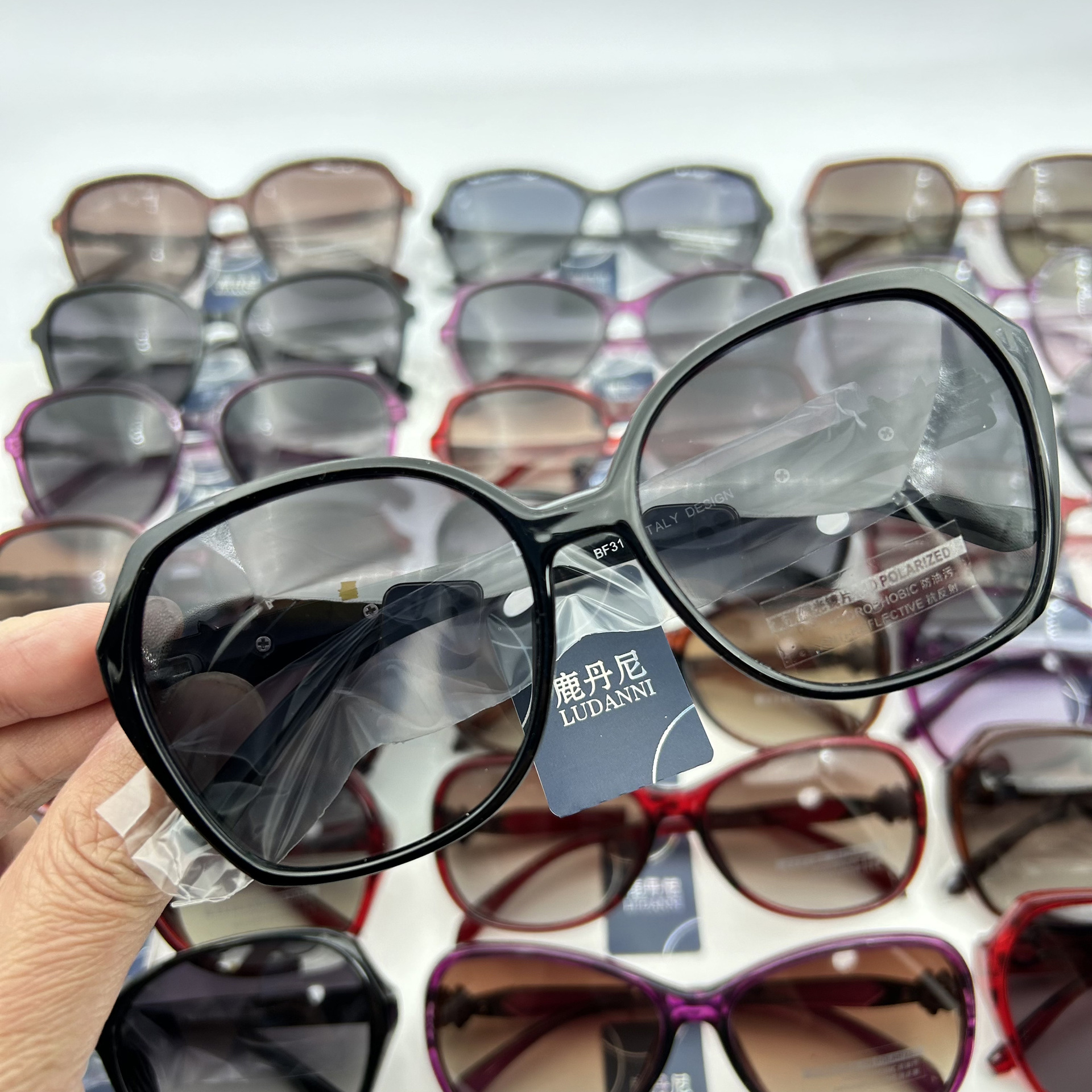 Polarized sunglasses for middle-aged and elderly women, anti-UV sunglasses with large and small frames for mothers, outdoor driving sunglasses, fashion-forward